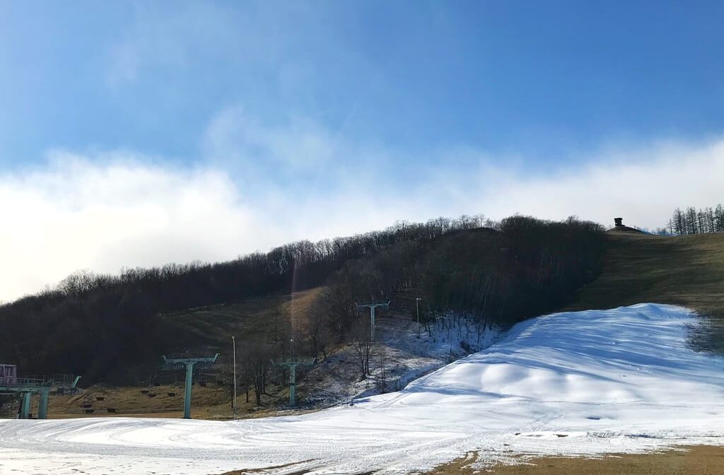 2024年12月　スキー場　スキー　スノーボード　ウインタースポーツ　オープン情報　オープン日　北海道　十勝管内の帯広市や芽室町、上士幌町、幕別町、新得町のスキー場はオープン日を延期している　オープン日は未定　2024年は雪不足で積雪が少ないので、スキー場がオープンできない様子　メムロスキー場　新得山スキー場　白金台スキー場　明野ヶ丘スキー場　ぬかびら源泉郷スキー場　2024年12月　2025年1月　2020めむろ新嵐山スキー場雪の状況 めむろ新嵐山スカイパーク　2023年　休業