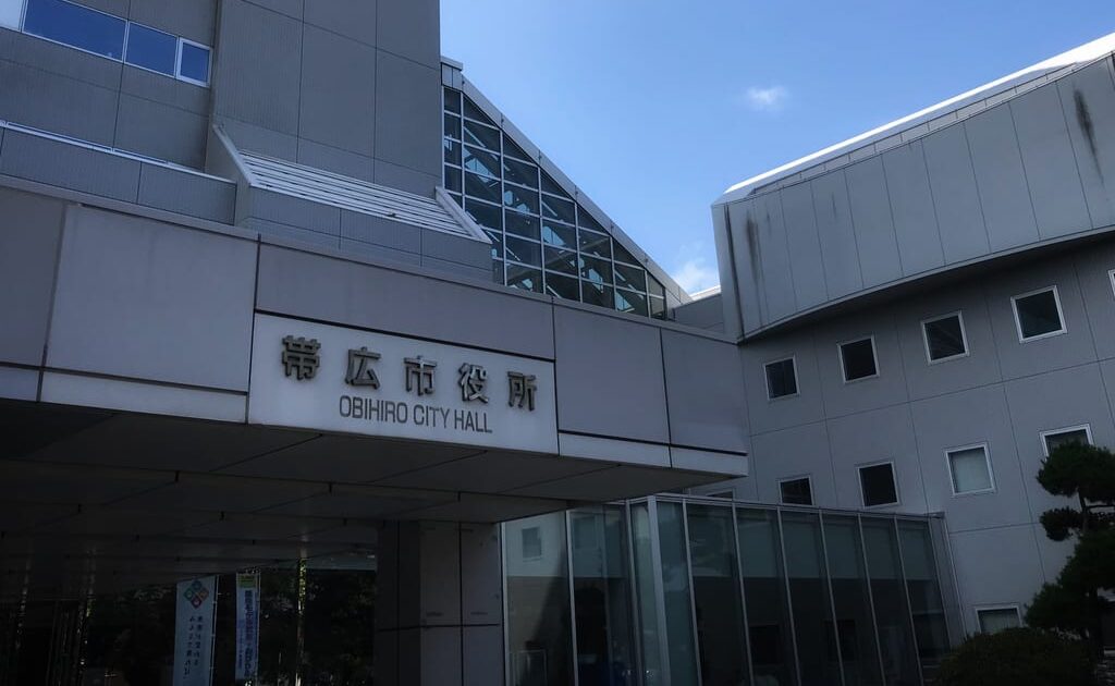 熱中症特別警戒アラート　クーリングシェルター　熱中症警戒アラート　 帯広市役所　北海道　帯広市　〒080-0015 北海道帯広市西５条南７丁目１　春の転入・転出届などの受付時間を延長！2025年5月24日（月）～2025年4月5日（土）　駐車場　インターネットで窓口の混雑状況が確認することができます　3月下旬から4月上旬は引っ越しのシーズンに当たり、市役所の窓口が大変混雑します。 混雑を緩和するため、令和7年3月24日（月曜日）から令和7年4月5日（土曜日）まで、 一部の窓口で平日の受付時間の延長と、土曜日の臨時開設を行います。　