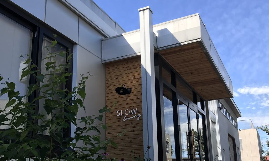 倉庫カフェdeかわいいもの市　2026年4月11日（土）10時～15時　SLOW living横 倉庫および前エリア　スロウ　クナウパブリッシング　northern style studio SLOW living（スロウリビング）　日本、〒080-0046 北海道帯広市西１６条北１丁目２６−１　駐車場　イベント　帯広イベント　人気イベント　初開催 ・good by TOKYO 　@good_by_tokyo 雑貨・文具の販売 ・anurah　@anurah.sd ハンドメイド子供服、布小物、みつろうラップ ・きらり雑貨部　@kirari_zakkabu 紙バンドを使ったかごやコースター、手刺繍にこちゃん小物 ・雑貨屋つんつく店　@tun.tuku.ten トートバックやTシャツなどの布製品やステッカー・缶バッジなど ・pomme.de.pin　@pomme.de.pin 生花、ドライフラワーの販売 ・usearth　@usearthaoikon アクセサリー ・しゅわしゅわくらげ　@shuwa2kurage オーブン陶土で作ったあひる、ポストカード、シール、キャンバス ・tanaco 　@tanaco88 北海道の風景や動物のポストカード、メッセージカードなど ・bubu　@bubuchan_charme 編みぐるみ(お花・シマエナガ)、制作キット、編み図 【飲食】 ・咲 -xiào-　@spices_xiao 肉骨茶、麺、カレー ・community cafe familia　@familia_9119 米粉スイーツ、ネイルチップキーホルダー ・えびまる　@ebimaru.tokachi えび焼き、よもぎ茶 ・Puff muffin　@puff__muffin マフィン・スコーン ・the popcorn shop　@the.popcorn.shop ポップコーン、クラフトコーラ、クラフトジンジャーエール　 2026年3月21（土）　「倉庫カフェdeクッキー市」　クッキーイベント　帯広市 2025年6月21日（土）　倉庫カフェ de ボタニカル市　2025年6月6日～6月15日　倉庫に息づくアート展　限定マルシェは2025年6月14日（土）　駐車場　倉庫カフェ　〒080-0046 北海道帯広市西１６条北１丁目２６−１　倉庫カフェ de レトロ市 古道具や雑貨から、おいしいフードや楽しいワークショップまで。レトロ好きはもちろん、誰もが自分だけのお気に入り　 2025年5月17日（土）　5月18日（日）　northern style studio SLOWliving（スロウリビング） 帯広市　クナウパブリッシング　ソーゴー印刷　開店　オープン