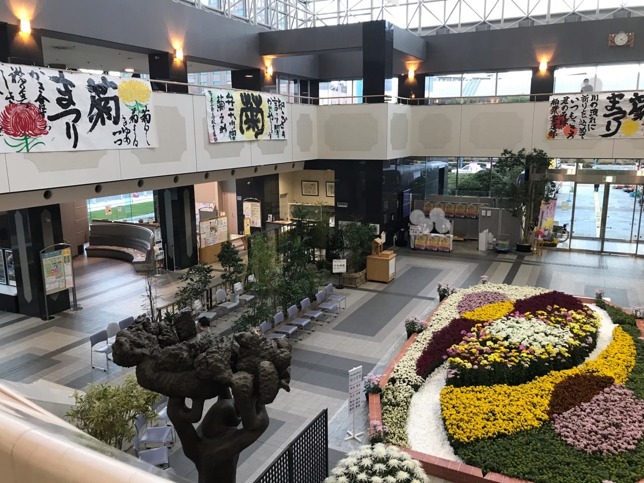 第57回おびひろ菊まつり　おびひろ菊まつりは、色彩豊かな菊を観賞する秋のまつりです　　駐車台数に制限がございます。公共交通機関をご利用の上お越しください　菊まつり来場のみを目的とする、近隣施設への駐車はご遠慮ください　開催期間 2026年10月31日（土曜日）から2026年11月4日（水曜日）まで　開催時間　午前9時 から 午後5時 まで 初日は午前10時から、最終日は午後4時まで　開催場所 とかちプラザ　帯広市西4条南13丁目1（JR帯広駅南口すぐ）