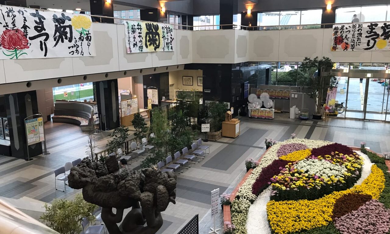 第57回おびひろ菊まつり おびひろ菊まつりは、色彩豊かな菊を観賞する秋のまつりです 駐車台数に制限がございます。公共交通機関をご利用の上お越しください 菊まつり来場のみを目的とする、近隣施設への駐車はご遠慮ください 開催期間 2026年10月31日(土曜日)から2026年11月4日(水曜日)まで 開催時間 午前9時 から 午後5時 まで 初日は午前10時から、最終日は午後4時まで 開催場所 とかちプラザ 帯広市西4条南13丁目1(JR帯広駅南口すぐ)