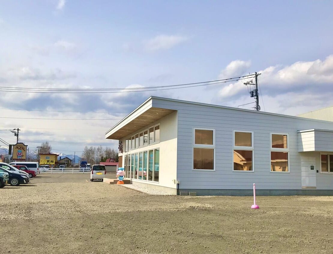 オープン　新規オープン　開店　新規開店　期間限定販売　期間限定オープン　100日限定　2026年3月7日（土）オープン　〒089-0357 北海道上川郡清水町御影南１線57−４３　とんかつのみしな　敷地内　　冷凍チーズケーキ専門店　100日シリーズ「穴あきチーズケーキ」が帯広十勝地区清水町に初登場！　全国の催事で話題沸騰 100日だけのチョコクロワッサンで知られるTonyBake　 100日シリーズ　穴あきチーズケーキ　十勝初登場 帯広十勝地区清水町に登場 思わず写真を撮りたくなる“穴あき”ビジュアル SNSを中心に話題　大人気チーズケーキ　100日限定販売 北海道産クリームチーズを使用 砂糖は一切使わず　甘さははちみつだけ 濃厚なのに後味は軽く なめらかな口溶けが広がる贅沢な味わい 日頃のご褒美 家族や友人へのお土産　 ちょっと特別なチーズスイーツ　フレーバーラインナップ　プレーン　極み抹茶（京都・宇治抹茶一番摘み使用）チョコ（2種のチョコレート使用）　いちご（果肉入りでほんのり甘酸っぱい） ヨーグルトアイス 〒089-0357 北海道上川郡清水町御影南１線57−４３　とんかつのみしな　オープン　new　新規オープン　グランドオープン　開店　新規開店　牧場のソフト　石窯パン工房 みしなベーカリー　とんかつ　トンカツ　パン　パン屋さん　ベーカリー　ソフトクリーム　アイス　ドライブ　十勝　美味しい　国道38号線