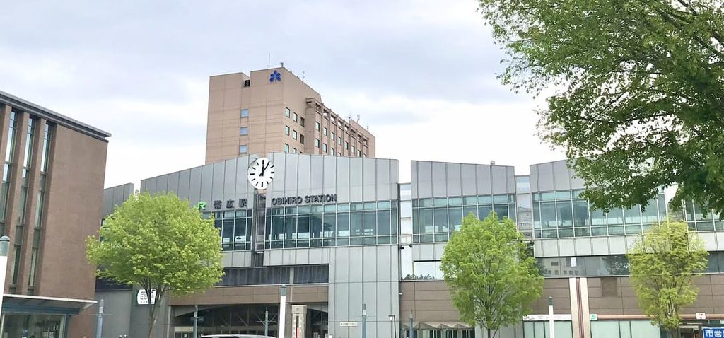 第78回おびひろ平原まつり　開催日時： 2025年8月14日（木）15日（金）　会場： 帯広市西2条南8丁目〜11丁目、広小路、夢の北広場　おびひろ盆踊り　盆踊り　駐車場 工藤静香　北海道　帯広市　コンサート　2025年8月11日（月祝）　帯広名物　豚丼　打上げ　サクサクパイ　六花亭　クランベリー　スイートポテト　帯広市民文化ホール　Shizuka Kudo Concert Tour 2025 Love Paradox　豚丼のぶたはげ 帯広本店 十勝帯広しゃぶしゃぶ一心　〒080-0012 北海道帯広市西２条南９丁目１６−１８ 小枝ビル １F　十勝の大地が育んだ上質な豚肉と、北海道・十勝産の新鮮な食材をふんだんに使用した、こだわりのしゃぶしゃぶ専門店です。 当店では、産地直送の新鮮野菜や海鮮を使用し、素材の美味しさをそのまま楽しめるメニューをご用意しています。 十勝ならではの味わいを、心ゆくまでご堪能ください。　北海道　帯広市　十勝　グランドオープン　オープン　新規オープン　開店　新規開店　リニューアルオープン　2025年5月23日（金）　帯広駅 　宴の一心　帯広炭火和牛ハンバーグ食べ放題　無限膳　むげんぜん　和牛炭火焼ハンバーグ　ななつぼし100%米　竹内養鶏場卵　サラダ　味噌汁　全て食べ放題　帯広駅　徒歩　オープン　新規開店　2025年8月1日（金）11時　営業時間は11時から16時　ラストオーダー15時　帯広グルメ　帯広食べ放題　帯広ハンバーグ　帯広ランチ　帯広子どもランチ 帯広かき氷ふわふわ本舗 ふわふわかき氷専門店 オープン　2025年夏　北海道　十勝直火炙りのたんじろう　2024年3月9日（土）グランドオープン　帯広市　リニューアルオープン　開店　メニュー　〒080-0012 北海道帯広市西２条南９丁目20−１ 共同ビル 1F　焼肉たんじろう　令和6年3月2日を持ちまして一旦営業を終了　令和6年3月9日　十勝直火炙りのたんじろう　リニューアルオープン　メニュー　北海道産　十勝産 ジンギスカン鷹　北海道帯広市　苫小牧市　ジンギスカン　じんぎすかん　帯広グルメ　成吉思汗　2025年6月オープン　グランドオープン　新規開店　開店　新規オープン　予定　焼肉ドラゴン　カフェグリーン　CAFEGREEN　北海道十勝総合振興局　〒080-0803 北海道帯広市東３条南４丁目１−１−２　駐車場　大人気店　人気店　二代目 立喰いそば・うどん本郷　2025年6月6日（金）　オープン　新規オープン　新規開店　開店　復活オープン　事業継承　帯広グルメ　帯広駅　ローヤルプラザビル1階　〒080-0011 北海道帯広市西１条南１０丁目　〆そば　立ち食いそば　うどん　飲み屋　帯広夜グルメ　〆の一杯　セブン-イレブン 帯広西１条店　海へ 帯広中央店　南9丁目通　西1条通　 帯広駅　徒歩5分　2025年6月2日（月）　新規開店　日本酒飲み放題と海鮮と寿司　玉　ぎょく　〒080-0011 北海道帯広市西１条南１０丁目1−１ ローヤルプラザ 1階　〒080-0011 北海道帯広市西１条南１０丁目 ゆったり足湯ピザ工房 帯広産の地元食材を使った“手作りピザ”と モール温泉の“足湯体験”が一度に楽しめる 1日限定のスペシャルイベント開催！ ピザはその場でトッピングして焼き上げ。 足湯に浸かりながら、焼きたてアツアツを味わえます 2025年5月25日（日）10時～15時　予約　ウタリ　utari ホテルヌプカ　北海道　帯広市 2025年4月5日（土）、1日限りの間借りカフェがオープンします。オープンするカフェは「Cafélier Coffee」。8時～14時30分（14時ラストオーダー）予定とのこと。気になる場所は・・・ 北海道帯広市西2条南10丁目20-4「Utari」です。「HOTEL NUPKA」の東側、「ローソン 帯広駅北店」の斜向かい。帯広駅からは徒歩4分ほどの場所です。 　オリジナルブレンドコーヒー　スイーツ　アサイーボウル　テイクアウト　モーニング　ランチ　帯広駅　オープン　 炭バルSATO　2025.3.24（月）グランドオープン　炭焼き料理が楽しめるバル風酒場で個室、飲み放題あり　定休日は日曜日　営業時間は17:30〜23:00（Lo.22:00）　050-8884-9795 　帯広居酒屋　十勝帯広　帯広バル　2025年3月24日グランドオープン　新規開店　開店　オープン　新規オープン　北海道　帯広市　大通南10丁目19-1タチノ大通ビル1F, Obihiro, Hokkaido 　帯広大通郵便局　国道236号線　大通　帯広駅　徒歩6分　帯広グルメ　〒080-0010 北海道帯広市大通南１０丁目１９−１ タチノ大通ビル 1F JOY【帯広BAR/帯広グルメ/帯広観光】 3月19日オープン‼︎ あのJOYドッグの他ステーキ・スイーツも加わりました テイクアウトも可能です 北海道　帯広市　帯広バー　ホットドッグ　joy　ステーキ　スイーツ　帯広ステーキ　帯広スイーツ　飲めるプリン　ハイネケン　ビール　帯広グルメ　帯広駅　セブン　グランドオープン　オープン　新規オープン　開店　新規開店　〒080-0011 北海道帯広市西１条南９丁目１９−２　エスタ帯広　トラントランますや　18周年　感謝祭　限定商品　北海道　帯広市　JR帯広駅　徒歩4分　居酒屋　帯広駅前　〒080-0011 北海道帯広市西１条南１１丁目１１−１　マルシンビル2階　ちょっとおばさん　　ふく井ホテル　ホテルキャビン　とかち串と肉刺し　きくまる　　2025年3月24日（月）　グランドオープンスタッフ大募集　３月24日グランドオープン　ビール　オープン　新規オープン　プレオープン　開店　新規開店　 炭火焼きと肉刺し居酒屋　北海道帯広市西1条南11丁目11-1　マルシンビル2階　イメージ 十勝旬味旬菜酒肴 イチフク　十勝漁師大衆酒場たら福　北海道　JR帯広駅　徒歩6分　帯広市中心部　〒080-0010 北海道帯広市大通南１０丁目１９−２　クラウンビル　2025年2月26日（水）　グランドオープン　オープン　NEWOPEN　新規オープン　新規開店　開店　テイクアウト専門店　カフェロゼッタ　パンとお惣菜のお店ブォーノピアット　姉妹店　ビスコット　〒080-0803 北海道帯広市東３条南１０丁目１７　帯広駅　炉ばた巴　駐車場　帯広テイクアウト　ピザ　パスタ　パン　トーストチキン　ラザニア　オードブル　ドルチェ　帯広グルメ　帯広人気店　アラカルト　営業再開　オープン　新規オープン　休業中　休業　閉店　開店　シェフ　イベント　営業時間　定休日　北海道　帯広市　帯広駅　徒歩6分　ワインバルビスコット　閉店　〒080-0010 北海道帯広市大通南１０丁目１９−２　名門通り　HOTEL NUPKA Hanare　アラカルト　コース　ワイン 臨時休業　2025年2月4日（火）～2月25日（火） 帯広市　閉店　インデアン長崎屋帯広店　カレーショップインデアン　閉店　長崎屋　JR帯広駅エスタ西館　開店　新規オープン　新規開店　新店舗　臨時販売所　冷凍インデアン　ふじもり　帯広駅　インデアンカレー　オープン　イメージ　新球場エスコンフィールド 北海道　ESCON FIELD HOKKAIDO 　北海道　HOKKAIDO BALLPARK F VILLAGE　北海道ボールパークビレッジ　帯広市　北海道　日本ハムファイターズ　3月30日(木)　2023年　開幕戦　インデアンカレー　ふじもり　フード　【冷凍インデアンカレー】POP UP SHOP　オープン　2024年1月18日（木）　お土産　現金のみ　保冷バッグ　保冷剤　テレビ　日村　臨時休業　予約　休み 帯広市　閉店　インデアン長崎屋帯広店　カレーショップインデアン　閉店　長崎屋　JR帯広駅エスタ西館　開店　新規オープン　新規開店　新店舗　臨時販売所　冷凍インデアン　ふじもり　帯広駅　インデアンカレー　オープン　長崎屋　インデアンカレー　カレーショップ　インデアン　帯広市　釧路市 2023年　インデアンカレー　ふじもり　フード　ソウルフード　十勝　冷凍インデアンカレー　長崎屋店　芽室店　21条店　冷凍　お土産　販売開始　新規オープン　開店　道の駅おとふけ なつぞらのふる里　レストラン　限定メニュー　音更町　2024年2月5日（月）プレオープン 個室居酒屋　星の夜空　北海道　帯広市　帯広駅　徒歩　駐車場　メニュー　帯広居酒屋　オープン　新規オープン　開店　新規開店　グランドオープン　プレオープン　六花亭帯広本店　伊香保ビル　西2条通　六花亭 帯広本店　DAIMARU 本店　南側　斜向かい　ドーミーイン帯広　2024年9月14日（土）　グランドオープン　セレクトショップ　N3 LABEL　TORI IZAKAYA 鶏の太田　系列店　2024年10月　オープン日　Instagram　R build　Ｒビル　NEWOPEN　新店舗　ニューオープン　2024年11月14日（木）　予約　問い合わせ　TORIIZAKAYA　鶏の太田がしばらくお休み　2025年1月25日24時をもちまして休業　リニューアルオープン日はまだ未定 北海道　帯広市　宿泊　帯広ホテル　新規オープン　新しいホテル　帯広駅前で一番新しいホテル　2024年12月19日オープン　帯広駅　徒歩　コンビニ　ホテルＡＲＭ帯広駅前　車　駐車場　シングル　ダブル　ツイン　バリアフリー　工事中　新築工事　〒080-0011 北海道帯広市西１条南９丁目　セブン-イレブン 帯広西１条店、〒080-0011 北海道帯広市西１条南９丁目１７−２　アルムシステム　ホテルアルム　帯広中心部　帯広繁華街 北海道　帯広市　オープン　グランドオープン　新規オープン　開店　新規開店　オープン準備中　食楽　Nonoha〜ののは 〜　小崎宏悦 帯広市西2条南10丁目9 フジモトビル2F 10年お世話になったお店を卒業　グランドオープン　目標　準備奮闘中　北海道産　十勝産　食材　北海道　十勝　地産野菜　チーズ　肉　メイン　お酒を楽しめるお店　帯広市西2条南10丁目9　フジモトビル2階　帯広中心部　帯広駅　徒歩5分　フジモトビル　西2条　帯広駅の北口　信号2個　みずほ銀行 帯広支店　旬菜まさゆめ駅前店　a glass　ほたる 帯広駅前店　N3 LABEL　エヌサンレーベル　アパレル　オンワード　セレクトショップ　グランドオープン　オープン　新規開店　開店　2024年9月14日（土）　オープニングイベント　特典　〒080-0012 北海道帯広市西２条南９丁目９−３　タチノビル　鶏の太田　帯広市　北海道　オープン　新規オープン　グランドオープン　NEWOPEN　開店　新規開店　伊香保ビル　帯広駅　徒歩　居酒屋スナック 結 　十勝ときめき豚丼　鶏料理　居酒屋　お酒　メニュー　〒080-0012 北海道帯広市西２条南９丁目１０ 伊香保ビル B1F　DAIMARU 本店　六花亭 帯広本店　ドーミーイン帯広　帯広駅前　西2条　アオゾラ食堂　2024年9月2日（月） 帯広市　帯広駅　徒歩　オープン　new　ニューオープン　グランドオープン　新規オープン　開店　新規開店　西2条通　お好み焼きと創作もんじゃサボテン帯広　札幌市　すすきの　予約必須　人気店　人気　美味しい　帯広初　SAKANA BEATS　サカナビーツ　北海道帯広市西2条南10丁目 HEIGEN ハートビル 地下１F　2024年6月上旬