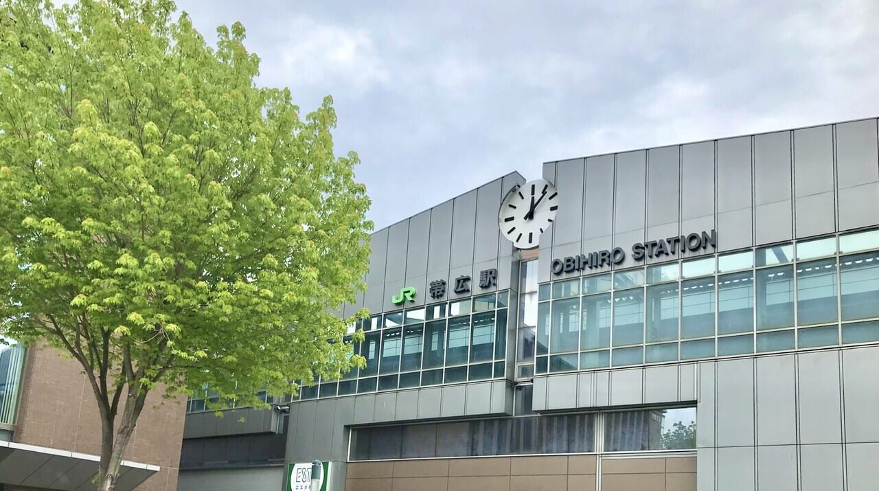 十勝帯広創作料理灯火(とうか)の移転リニューアルオープン告知画像。新店舗の郵便番号は〒080-0012、住所は北海道帯広市西2条南10丁目14-1 HEIGENハートフルビル地下1階(B1F)。帯広駅から徒歩約4分の好立地。移転前の旧住所は〒080-2473 北海道帯広市西23条南1丁目7番。移転リニューアルオープン日は2026年6月15日月曜日。十勝産牛、炭火焼き、海鮮料理をメインとする創作居酒屋。営業時間は、事前予約制のランチが月曜日から金曜日の11時から14時。ディナーは月曜日から木曜日が18時から24時、金曜日・土曜日・祝前日が18時から翌朝28時(翌4時)まで営業。ラストオーダーは各閉店時間の30分前。定休日は日曜日と祝日(祝前日を除く)。電話番号は0155-66-8531。予約は電話または公式Instagram(インスタグラム)のダイレクトメッセージ(DM)にて受付。