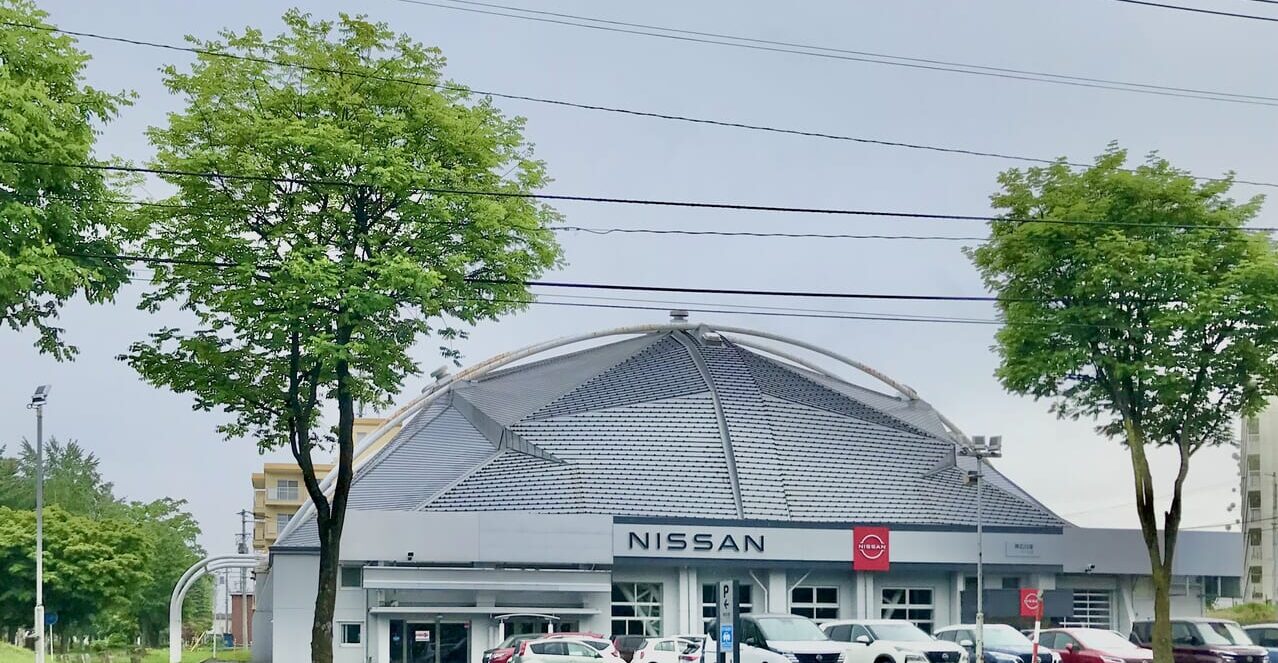 六花亭ガーデンの斜向かい 白樺通り沿いに店舗構えている帯広日産自動車株式会社 ギャラリー22店の看板 赤で中古車 青でNISSANの文字が目立つ看板 ギャラリー22の外観もわかりやすい 白い壁と大きな駐車場が特徴 帯広日産 ギャラリー22、〒080-2472 北海道帯広市西22条南3丁目21番地 2026年9月20日(日)閉店 最終営業日9月20日(日) 帯広日産自動車株式会社 ドーム店は2026年ン8月31日(月)閉店 最終営業日 8月31日(月) 〒080-0017 北海道帯広市西7条南20丁目 1番地 中古車専門店が新規オープン 帯広日産 中古車ドーム店、〒080-0017 北海道帯広市西7条南20丁目 1番地 イオン帯広店の直ぐそば 日産ドーム店の外観 周りには緑が生い茂る木々があり十勝らしさも漂う外観 大きなドーム型の屋根が特徴 帯広日産総力祭 日産ドーム店 2024年9月7日(土) 9月8日(日) イベント 来場特典 成約特典 プレゼント 無料 日産メカニックなりきり!キッズ撮影会 開催 十勝初 写真映像工房くろかりんとう 帯広カメラマン プロカメラマン 人気 帯広市 北海道 キッズ 整備士 コスチューム ユニフォーム 無料撮影会 Instagram こども免許証 バルーンアート キッチンカー 日産車 大人気カメラマン 〒080-0017 北海道帯広市西7条南20丁目 1番地 〒080-0013 北海道帯広市西3条南9丁目 藤丸百貨店 閉店 オープン 再オープン 開店 新規開店 新規オープン 帯広市 北海道 百貨店 帯広駅 帯広中心部 デパート お中元 プレゼント お歳暮 ギフト 十勝管内 六花亭 柳月 クランベリー 2024年6月1日~2024年7月31日 藤丸 夏の贈りもの 帯広日産 ヤマト運輸 受付カウンター 帯広日産自動車㈱ 南29丁目店 〒080-0010 北海道帯広市大通南29丁目 2番地 北海道