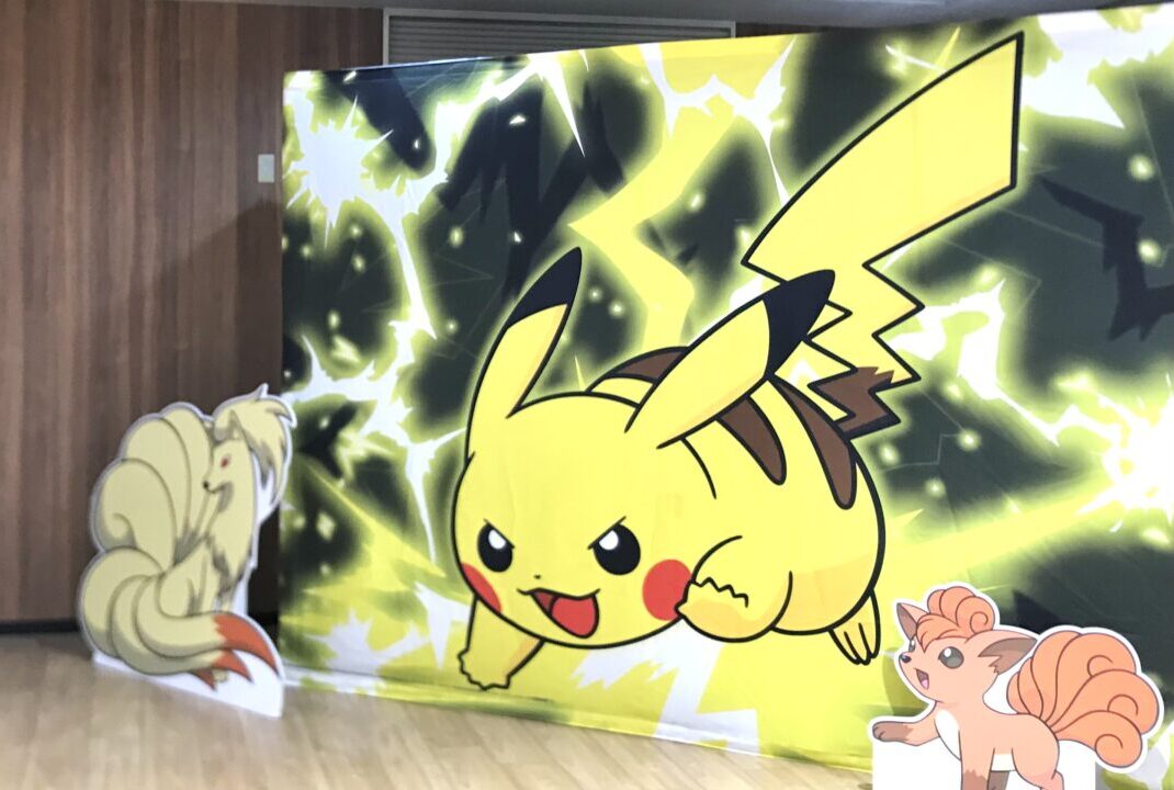 ポケモンセンター出張所ｉｎエスタ帯広　営業時間　　開催期間は2025年9月18日(木)～10月19日(日)　営業時間は平日　10:00～18:00　土日祝　10:00～19:00　エスタ帯広西館　とかち食物語　十勝グルメ　駐車場　帯広駅直結　フォトスポット　トラントランますや　クランベリー　〒080-0013 北海道帯広市西２条南１２丁目　　 　ポケモンセンター出張所が3年振りに帯広にやってくる！たくさんのポケモングッズが君を待ってるよ！