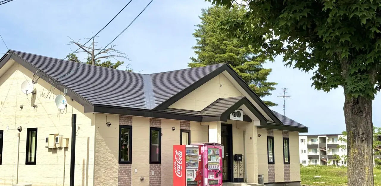 店舗の外観写真用:帯広市に新しくオープンする、白を基調としたシンプルでおしゃれな「MEMURO PEANUTS SHOP」の店舗外観 ソフトクリームの写真用:店舗で新しくデビューする、芽室町産の落花生で作った特製ピーナッツバターを贅沢に使ったソフトクリーム 看板やロゴの写真用:直営店「メムピー」の文字と可愛らしいピーナッツのイラストが描かれた店舗ロゴの看板 店舗名(正式名称):MEMURO PEANUTS SHOP(メムピー)オープン日(グランドオープン):2026年6月7日(日)営業時間:午前10時 〜 午後5時定休日:月曜日(※月曜日が祝日の場合は翌火曜日が休み)住所:〒080-0020 北海道帯広市西10条南34丁目主な取扱商品:芽室町産落花生の加工菓子、オリジナル「ピーナッツソフト」、ピーナッツバターなどその他:北海道ソフトクリームラリー2026参加店(店舗番号:62) オープン 新規オープン 開店 新規開店 2026年6月7日(日)