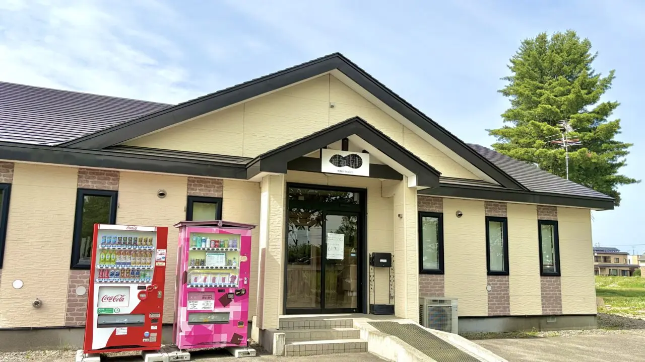 店舗の外観写真用:帯広市に新しくオープンする、白を基調としたシンプルでおしゃれな「MEMURO PEANUTS SHOP」の店舗外観
ソフトクリームの写真用:店舗で新しくデビューする、芽室町産の落花生で作った特製ピーナッツバターを贅沢に使ったソフトクリーム
看板やロゴの写真用:直営店「メムピー」の文字と可愛らしいピーナッツのイラストが描かれた店舗ロゴの看板 店舗名(正式名称):MEMURO PEANUTS SHOP(メムピー)オープン日(グランドオープン):2026年6月7日(日)営業時間:午前10時 〜 午後5時定休日:月曜日(※月曜日が祝日の場合は翌火曜日が休み)住所:〒080-0020 北海道帯広市西10条南34丁目主な取扱商品:芽室町産落花生の加工菓子、オリジナル「ピーナッツソフト」、ピーナッツバターなどその他:北海道ソフトクリームラリー2026参加店(店舗番号:62) オープン 新規オープン 開店 新規開店 2026年6月7日(日)