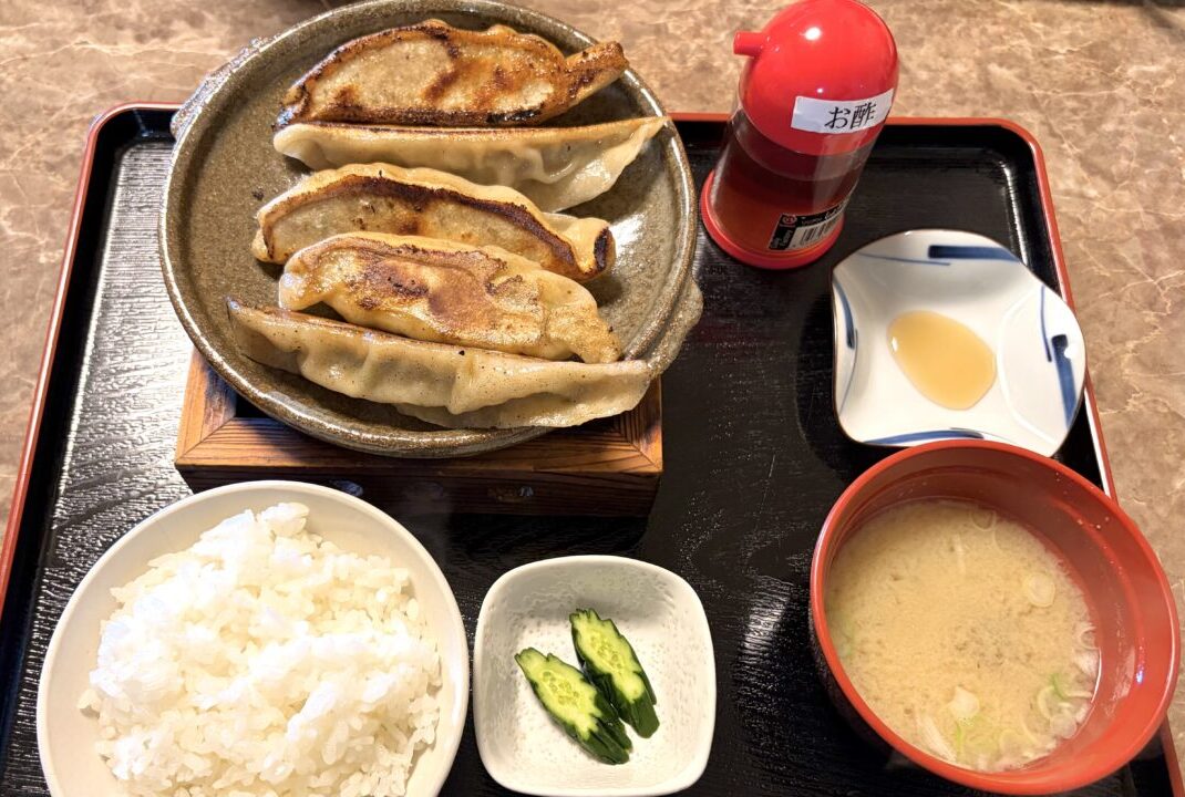 二十里 芽室町 東芽室 帯広駅から車で15分 餃子定食 手延べ餃子 薬膳 飲茶 中華 点心 専門店 老舗 地元民 おすすめ 人気店 手打ち 皮から手作り モチモチ ジューシー 肉汁 豚肉 白菜 ニラ ニンニク 生姜 隠れ家レストラン 落ち着いた雰囲気 清潔感 デート ランチ ディナー 〒082-0006 北海道河西郡芽室町東めむろ1条南1丁目3-5 営業時間 11:00〜14:30 17:00〜21:00 定休日 月曜日 日曜日 駐車場あり テーブル席 小上がり ルーロー飯 薬膳おこわ 琥珀ラーメン 現金払い ラーメン 帯広おすすめ 芽室おすすめ 十勝おすすめ 麺類 チャーシュー 醤油 塩 味噌 ご当地グルメ 十勝ランチ 帯広中華