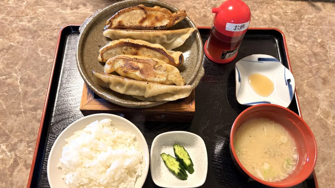 二十里 芽室町 東芽室 帯広駅から車で15分 餃子定食 手延べ餃子 薬膳 飲茶 中華 点心 専門店 老舗 地元民 おすすめ 人気店 手打ち 皮から手作り モチモチ ジューシー 肉汁 豚肉 白菜 ニラ ニンニク 生姜 隠れ家レストラン 落ち着いた雰囲気 清潔感 デート ランチ ディナー 〒082-0006 北海道河西郡芽室町東めむろ1条南1丁目3-5 営業時間 11:00〜14:30 17:00〜21:00 定休日 月曜日 日曜日 駐車場あり テーブル席 小上がり ルーロー飯 薬膳おこわ 琥珀ラーメン 現金払い ラーメン 帯広おすすめ 芽室おすすめ 十勝おすすめ 麺類 チャーシュー 醤油 塩 味噌 ご当地グルメ 十勝ランチ 帯広中華