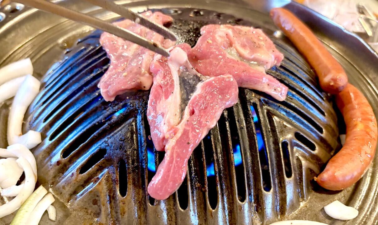じんぎすかん北海道 帯広 ジンギスカン 専門店 地元民 おすすめ 人気店 キングラム 生肩ロース 秘伝のタレ 甘口醤油仕立て 古民家風 店舗外観 木彫りのクマ 帯広駅南口 車で6分 昭和レトロ 清潔感 デート 畳敷き 小上がり ちゃぶ台 いなきびご飯 数量限定 サガリ 羊肉 熟練 熟成肉 〒080-0024 北海道帯広市西14条南12丁目3-1 営業時間 11:00〜21:00 定休日 月曜日 駐車場完備 炭火 七輪 ジンギスカン鍋 マトン ラム スライス肉 食べ比べ ご当地グルメ 十勝 観光客 老舗 現金払いのみ クレジットカード不可 特選マトン 上マトン 上ラム ラムロース 生ラム 成羊肉 子羊肉 お持帰り テイクアウト お土産 自宅用 味付きジンギスカン 冷凍 地方発送