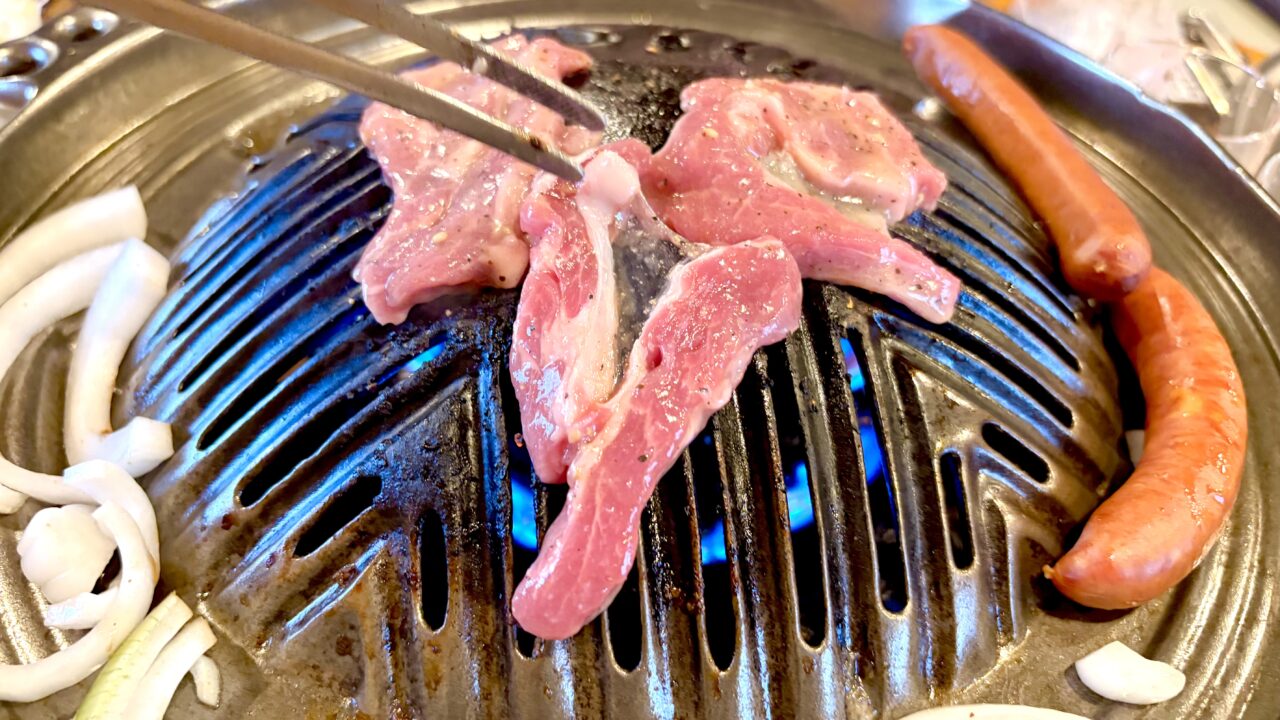 じんぎすかん北海道 帯広 ジンギスカン 専門店 地元民 おすすめ 人気店 キングラム 生肩ロース 秘伝のタレ 甘口醤油仕立て 古民家風 店舗外観 木彫りのクマ 帯広駅南口 車で6分 昭和レトロ 清潔感 デート 畳敷き 小上がり ちゃぶ台 いなきびご飯 数量限定 サガリ 羊肉 熟練 熟成肉 〒080-0024 北海道帯広市西14条南12丁目3-1 営業時間 11:00〜21:00 定休日 月曜日 駐車場完備 炭火 七輪 ジンギスカン鍋 マトン ラム スライス肉 食べ比べ ご当地グルメ 十勝 観光客 老舗 現金払いのみ クレジットカード不可 特選マトン 上マトン 上ラム ラムロース 生ラム 成羊肉 子羊肉 お持帰り テイクアウト お土産 自宅用 味付きジンギスカン 冷凍 地方発送