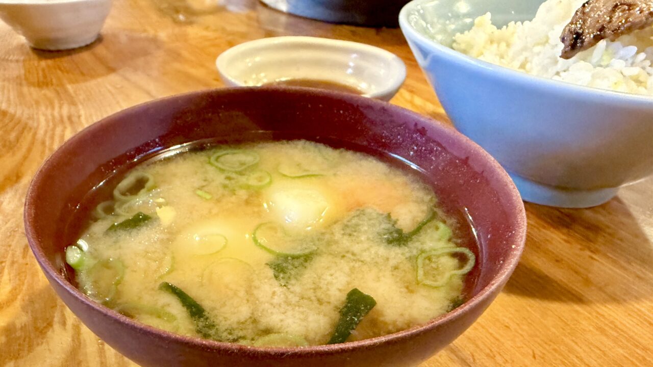 じんぎすかん北海道 帯広 ジンギスカン 専門店 地元民 おすすめ 人気店 キングラム 生肩ロース 秘伝のタレ 甘口醤油仕立て 古民家風 店舗外観 木彫りのクマ 帯広駅南口 車で6分 昭和レトロ 清潔感 デート 畳敷き 小上がり ちゃぶ台 いなきびご飯 数量限定 サガリ 羊肉 熟練 熟成肉 〒080-0024 北海道帯広市西14条南12丁目3-1 営業時間 11:00〜21:00 定休日 月曜日 駐車場完備 炭火 七輪 ジンギスカン鍋 マトン ラム スライス肉 食べ比べ ご当地グルメ 十勝 観光客 老舗 現金払いのみ クレジットカード不可 特選マトン 上マトン 上ラム ラムロース 生ラム 成羊肉 子羊肉 お持帰り テイクアウト お土産 自宅用 味付きジンギスカン 冷凍 地方発送