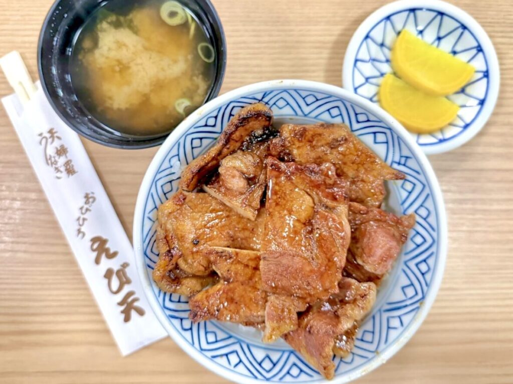 えび天 帯広 豚丼 天ぷら 専門店 老舗 地元民 おすすめ 人気店 秘伝の甘辛ダレ 炭火焼き 厚切り豚肉 サクサク えび天丼 食べ比べ 昭和レトロ アットホーム 店構え 看板 車で5分 清潔感 デート 定食屋 たくあん 味噌汁 〒080-0022 北海道帯広市西12条南13丁目2-6 営業時間 11:00〜19:30 定休日 火曜日 駐車場あり カウンター席 テーブル席 小上がり お持帰り テイクアウト お土産 ランチ ディナー ロース バラ 特選豚丼 エビ天丼 ミックス丼 かき揚げ天 秘伝のタレ つぎ足し 炭火香ばしい ジューシー 白ご飯 ボリューム満点 1993年移転 昔ながら
