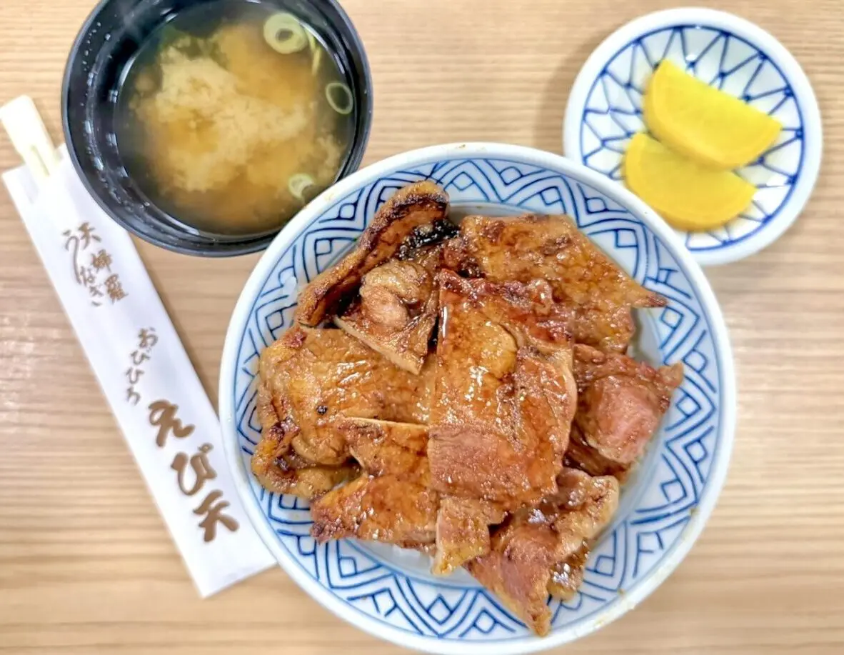 えび天 帯広 豚丼 天ぷら 専門店 老舗 地元民 おすすめ 人気店 秘伝の甘辛ダレ 炭火焼き 厚切り豚肉 サクサク えび天丼 食べ比べ 昭和レトロ アットホーム 店構え 看板 車で5分 清潔感 デート 定食屋 たくあん 味噌汁 〒080-0022 北海道帯広市西12条南13丁目2-6 営業時間 11:00〜19:30 定休日 火曜日 駐車場あり カウンター席 テーブル席 小上がり お持帰り テイクアウト お土産 ランチ ディナー ロース バラ 特選豚丼 エビ天丼 ミックス丼 かき揚げ天 秘伝のタレ つぎ足し 炭火香ばしい ジューシー 白ご飯 ボリューム満点 1993年移転 昔ながら