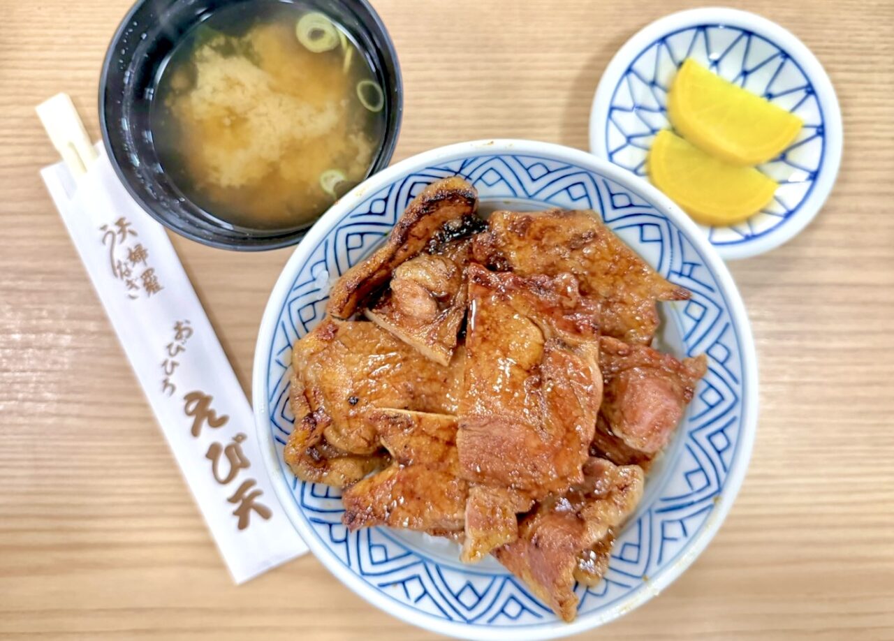 えび天 帯広 豚丼 天ぷら 専門店 老舗 地元民 おすすめ 人気店 秘伝の甘辛ダレ 炭火焼き 厚切り豚肉 サクサク えび天丼 食べ比べ 昭和レトロ アットホーム 店構え 看板 車で5分 清潔感 デート 定食屋 たくあん 味噌汁 〒080-0022 北海道帯広市西12条南13丁目2-6 営業時間 11:00〜19:30 定休日 火曜日 駐車場あり カウンター席 テーブル席 小上がり お持帰り テイクアウト お土産 ランチ ディナー ロース バラ 特選豚丼 エビ天丼 ミックス丼 かき揚げ天 秘伝のタレ つぎ足し 炭火香ばしい ジューシー 白ご飯 ボリューム満点 1993年移転 昔ながら