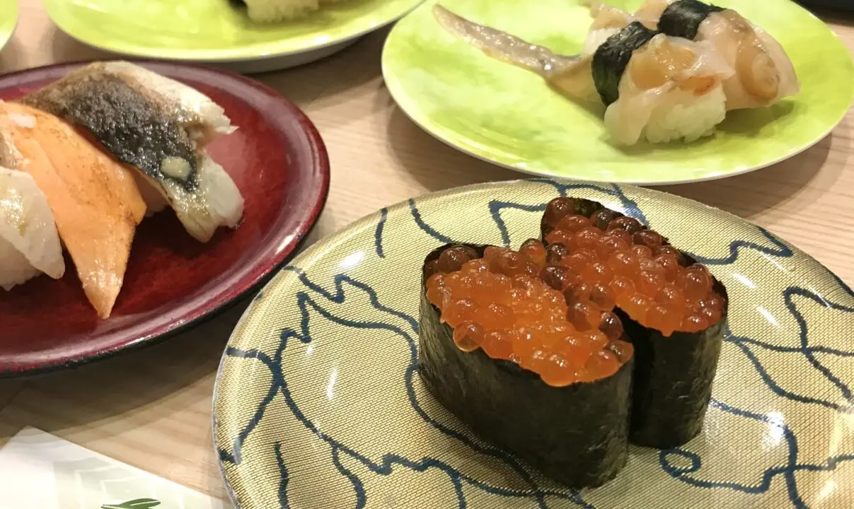 グルメ回転寿司なごやか亭 帯広エリア 店舗外観 看板 駐車場 活気ある店内 こぼれいくら いくら軍艦巻き 大盛り 贅沢メニュー カニ甲羅盛り 蟹身 かに味噌 ご褒美寿司 太鼓演出 活気ある店内 北海道グルメ 十勝帯広観光 名物メニュー 鮮度抜群 ネタが大きい 寿司職人 記念日ディナー 特別な日の食事 至福の味わい ご褒美 ズワイガニ 北海道カニ ファミリー 三ッ星クオリティ 帯広大通店 〒080-0010 北海道帯広市大通南25丁目8番地 電話番号0155-20-7585 柏林台店 〒080-0028 北海道帯広市西18条南2丁目5番地15 電話番号0155-41-5555 R38店 〒080-0044 北海道帯広市西14条北1丁目1番2 電話番号0155-67-6575 営業時間11:00-21:30 ランチ ディナー お祝い 記念日 ドライブ お出かけ