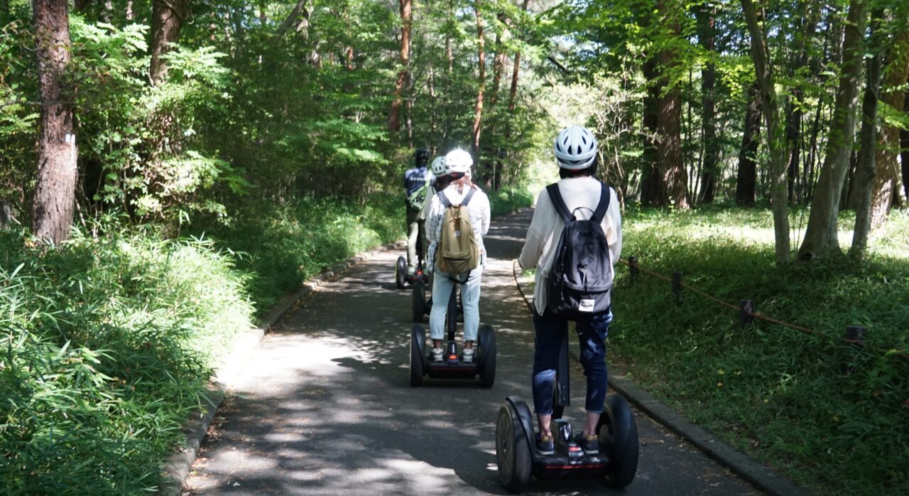 十勝千年の森 〒089-0356 北海道上川郡清水町羽帯南10線 観光庭園「十勝千年の森」 10月12日閉園のお知らせ 2026年10月12日(月祝) 閉園 セグウェイに乗る人たち イメージ