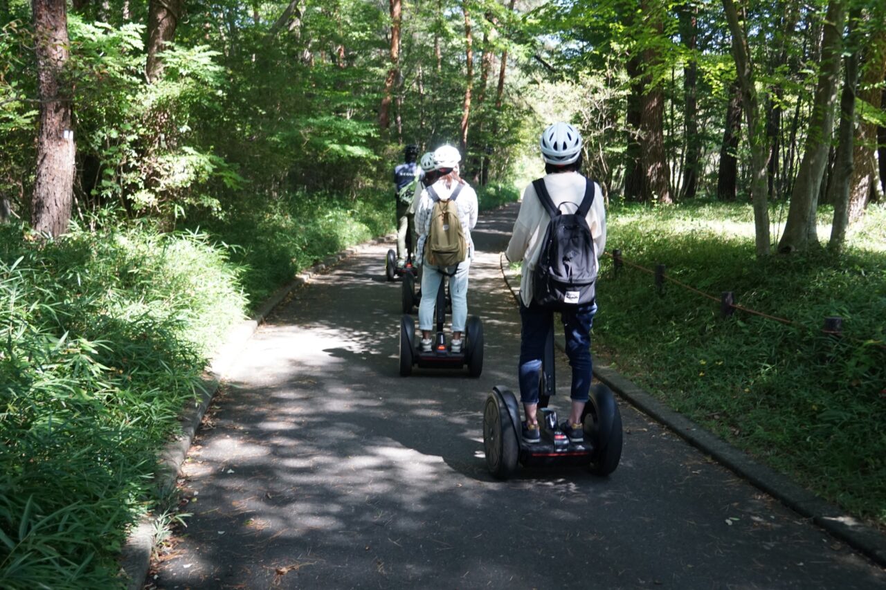 十勝千年の森　〒089-0356 北海道上川郡清水町羽帯南１０線　観光庭園「十勝千年の森」 10月12日閉園のお知らせ　2026年10月12日（月祝）　閉園　セグウェイに乗る人たち　イメージ