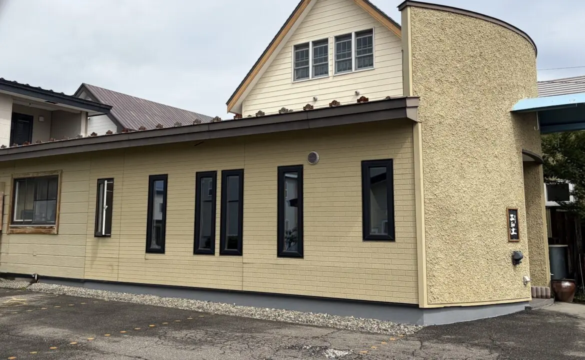 駄そば屋 三和土　〒080-0026 北海道帯広市西16条南32丁目6-5　帯広蕎麦店　そば屋　帯広グルメ　閉店　2026年9月27日（火）閉店　西15条通　店舗外観　綺麗なイエローの外壁　窓もたくさんある店内　駐車場も完備