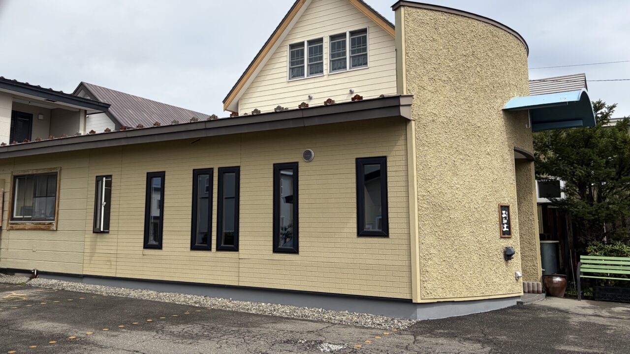 駄そば屋 三和土 〒080-0026 北海道帯広市西16条南32丁目6-5 帯広蕎麦店 そば屋 帯広グルメ 閉店 2026年9月27日(火)閉店 西15条通 店舗外観 綺麗なイエローの外壁 窓もたくさんある店内 駐車場も完備