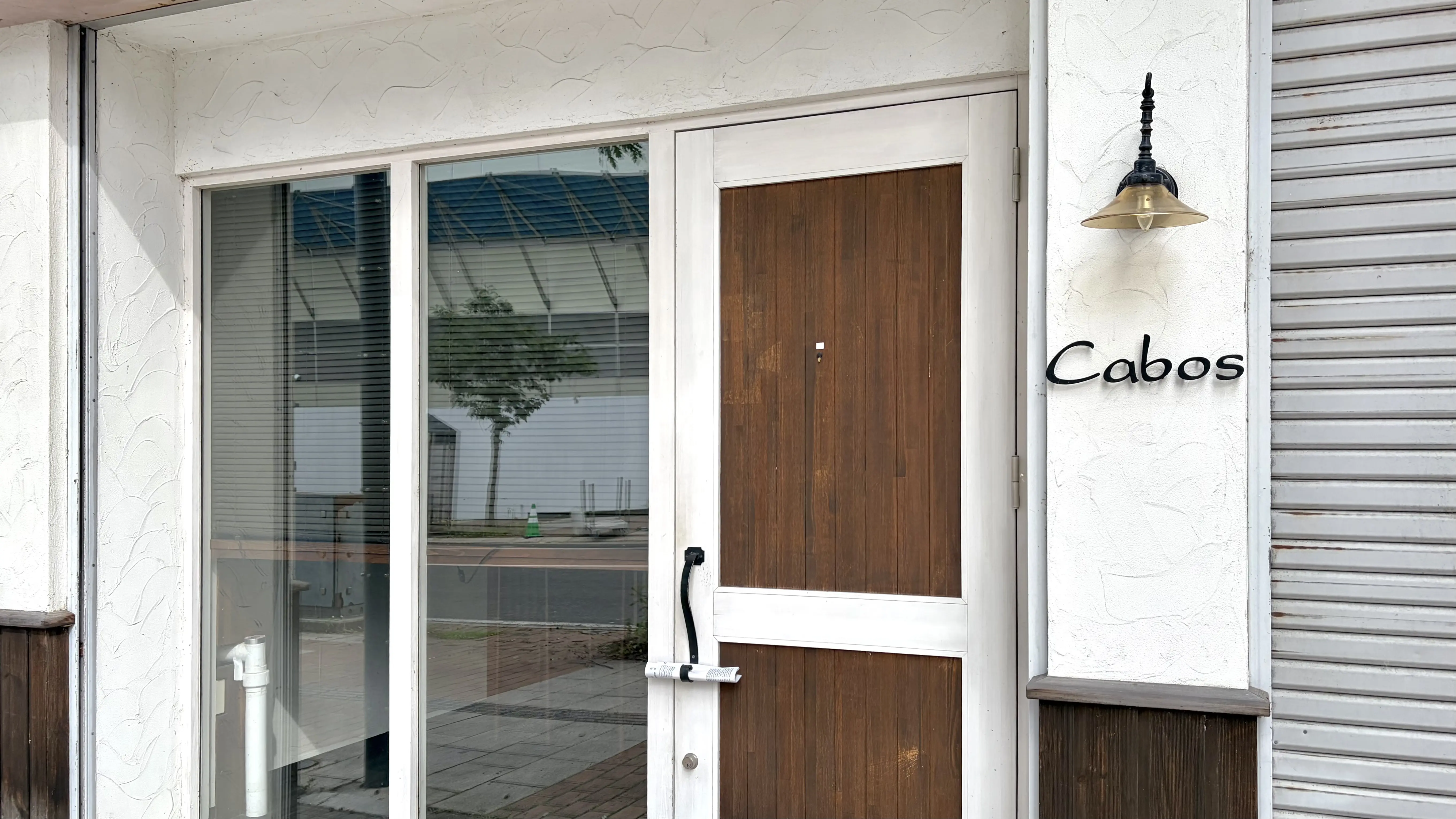 銀座センターバル カボス Cabos 〒080-0012 北海道帯広市西2条南8丁目11 営業を終了します 帯広駅から徒歩7分ほどのところにある銀座センター内のカボス オシャレな空間で居心地の良い飲食店です Cabosのサインと入口 大きなガラス窓 営業終了は2026年9月26日(土)の予定 営業終了後に移転する可能性もある