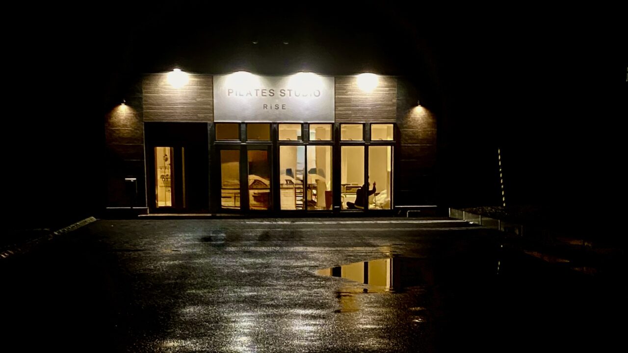 店舗名 PILATES STUDIO RiSE 帯広店 住所 帯広市西23条南1丁目7番地Vita1F 営業時間 9:00~21:30
定休日 不定休
駐車場 店舗前10台 新規オープン 新規開店 ニューオープン オープン 開店 帯広ピラティス ピラティススタジオRISE外観 夜間も利用可能 夜の店舗外観と広い駐車場 店舗がライトに照らされている写真