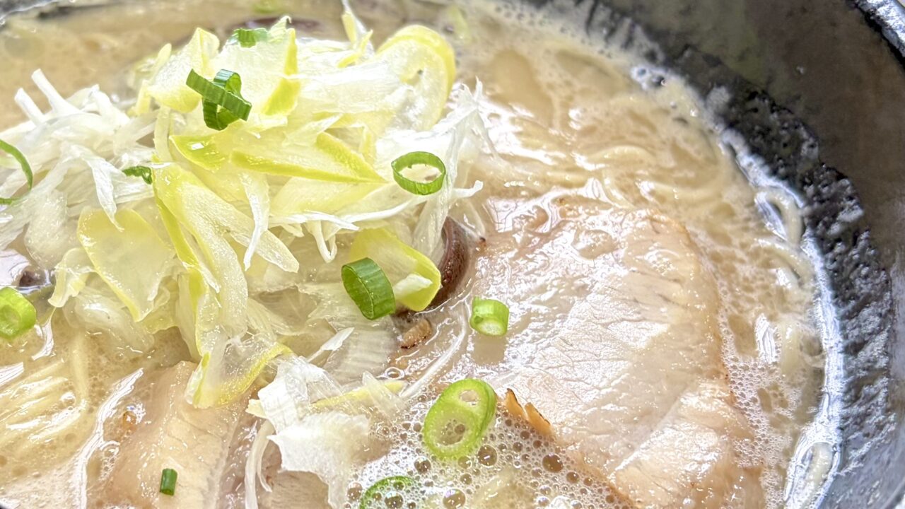 トンコツ ヌードルズ TAZATON 帯広のラーメン店 豚骨ラーメンが人気 住所は〒080-0050 北海道帯広市白樺16条東7丁目6−6 敷地内に駐車場もあるので車でも安心 写真は20時間以上焚き出した豚骨スープ使用の豚骨ラーメン チャーシューやネギとの相性も抜群 濃厚でクリーミーはスープが絡む 細麺 チャーシューのアップ写真